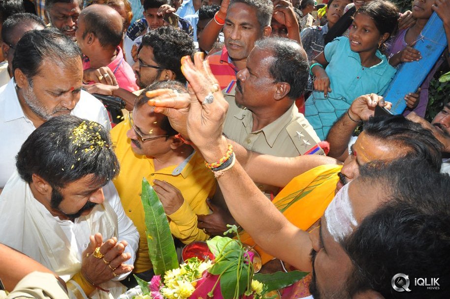Gautamiputra-Satakarni-Team-at-Karimnagar